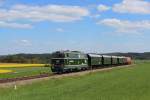 2043 053 mit der am Zugschluss befindlichen 2050 009 als R 16972 von Retz (R) nach Drosendorf. Hier fährt der Zug in den Bahnhof Zissersdorf ein; am 04.05.2014