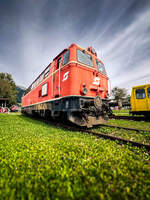 Die Fahrzeugsammlung des Vereins Gailtalbahn ist über die Jahre immer weiter gewachsen. Neben drei Postkasterln, zwei 2060ern, mehreren GySEV-Schlieren und Arbeitswagen, zählt auch die 2043 005 als größtes Fahrzeug zum Vereins-Furhpark. 

Hier zu sehen am 07.09.2025 im Bahnhof Kötschach-Mauthen.