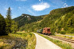 St. Aegyd am Neuwalde. Seit Fahrplanwechsel 2009/2010 ist der Personenverkehr auf der Traisentalbahn nach St. Aegyd am Neuwalde eingestellt.
Der Verein OECD (�sterreichischer Club f�r Diesellokgeschichte) k�mmert sich um den Erhalt und Weiterbetrieb der Strecke.
Am 16.08.2026 fanden Sonderfahrten mit 2067.12 und 2045.01 statt. 
Die 2045.01 zieht hier einen Personenzug bestehend aus drei Spantenwagen, und wird in wenigen Momenten den Halt „In der Bruck“ erreichen.