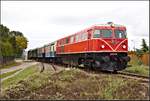 Der Nostalgieexpress Leiser Berge verkehrt seit einigen Jahren nur noch Samstags. Anlässlich des Regionalbahntags wurde der NEX wieder an einem Sonntag in Verkehr gesetzt. Im Bild zu sehen ist die 2050.09 mit ihrem Zug, an dessen Ende die 2143.062 hängt, in Kornburg bei der Kreuzung mit der Leobendorfer Straße. (24.09.2017)