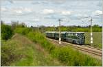 2050.04 mit dem SZ 14562 zum Erffnungsfest in Strasshof beim Einfahrtsvorsignal Deutsch Wagram, er wird gleich die Haltestelle Helmahof durchfahren. Helmahof, 22.4.2012