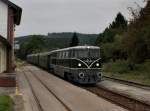 Die 2050 005 mit einem Sonderzug nach Passau am 29.09.2012 bei der Durchfahrt in Hausruck.