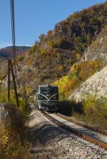 Auf der Wachaubahn ist die 2050.05 der ÖGEG mit ihren goldenen Schlierenwagen kurz vor Ottenstein zu sehen.