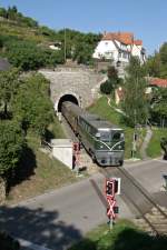 Die zwei Tunnels vor Stein/Mautern werden nur durch die Strasse unterbrochen, wo sich 2050.04 mit R-16954 am 30.8.15 befindet.