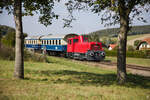 Ein stilechter Lokalbahnzug mit der 2062.53 und zwei weiß-blauen Spantenwagen kurz vor Wetzleinsdorf.