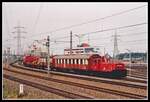 Am 22.09.1994 ist die 2062 047 mit einem Kranzug in Wien Zentralverschiebebahnhof zu sehen. Im Hintergrund des Zuges sind die Betriebsgebäude des Bahnhofes zu erkennen.