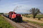 An zwei Samstagen im Sommer 2015 bespannt die 2062 053-1 den Nostalgieexpress Leiser Berge. Hier ist sie mit ihrem kurzen Personenzug kurz nach dem Mollmannsdorfer Berg zu sehen. (01.08.2015)