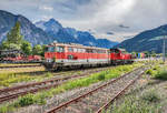 ÖBB 2068 027-8 rangiert die EBFL 2043 049-2 auf ein Abstellgleis, auf dem Gelände der Lienzer Eisenbahnfreunde.
Aufgenommen am 9.6.2017.

(Standort ist das Gelände der Lienzer Eisenbahnfreunde, Öffentlich begehbar)