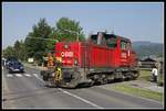 Von Bahnhof Niklasdorf führt eine Anschlussbahn über die Bundesstraße B116. Hier zu sehen mit der 2068.052 am 26.06.2019.