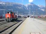 bersicht des Innsbrucker Hbf mit 2068 010 im Vordergrund, IC 613 nach Graz, REX 1878 nach Lindau, abgestellten Talenten und der Nordkette im Hintergrund.
28.9.2008