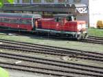 eine Verschublokomotive BR 2068 der BB bei Verschubarbeiten mit Resezugwagen im Bahnhof von Villach in Krnten. Gesehen am 12.04.07.