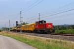 Auf der gut 10 Promille steilen Rampe von Werndorf zum Hengsbergtunnel fährt die 2068 022 als Arbeitszuglok am 10.7.2024 mit einem Kirow-Kran der Firma Swietelsky von Werndorf nach Wettmannstätten.