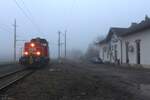 Fast wie in einem düsterem Film wirkt der Bahnhof Mitterndorf-Moosbrunn im dichten Nebel des 18.12.2025.
Die 2068 058 wartet hier auf die Weiterfahrt nach Wien Zvb.