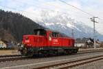 In Öblarn steht am 2.3.2026 die 2068 059 als Lokzug von Salzburg Gnigl nach Knittelfeld vor dem 2351m hohen Grimming, dem Hausberg des Ennstales.