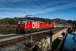 ÖBB 1293 064 und ÖBB 2068 016 überqueren am 28.02.2026 mit ihrem Güterzug, auf der Fahrt von Wolfsberg nach Villach Süd, die Drauschleife nahe Wernberg.