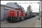 2070 084 fährt am 30.01.2020 mit einem Güterzug auf der WLB-Lokalbahn durch die Ortschaft Gundramsdorf.