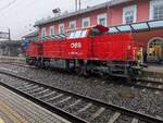 ÖBB-Rangierlokomotive 2070 028-3 bei starkem Regen im Bahnhof Jenbach am 24. Juli 2025.