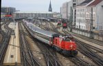 2070 053-0 Schiebt eine Ganitur Reisezugwagen in den Wien Westbahnhof 15.02.2011