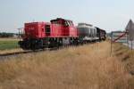 Eine 2070 bringt einen Gterzug von Mannersdorf nach Gtzendorf an der Ostbahn, aufgenommen kurz vor der Einfahrt Bahnhof Gtzendorf, Juni 2012