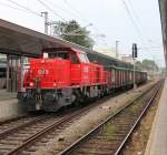 2070 072-0 passiert mit einer kleinen bergabe den Bahnhof Wien Meidling. Aufgenommen am 03.07.2012.