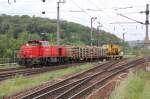2070 045 mit einem Holzwagen und einer Schmalspur-Stopfmaschine auf der Ladeflche.