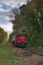 Neben den urwchsigen Bumen nimmt sich dieser kurze Zug mit nur einem Tankwagon sehr klein aus.