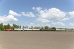Die 2070.054 fährt mit ihrem Güterzug an der Dabsch-Kaserne in Korneuburg vorbei. (06.05.2016)