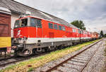 2143 038-4 und 2143 055-8 stehen mit noch weiteren Fahrzeugen des Vereins Neue Landesbahn, im Mistelbacher Lokalbahnhof.