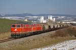 Kurz nach Ernstbrunn befindet sich dieser Fotopunkt, der der Güterzug der NLB vor dem Kalkwerk von Ernstbrunn zeigt. Dahinter die Leister Berge. (25.02.2018)