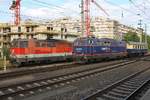 Während die ÖBB 2143 011-1 als Verschubreserve des TS-Werk Jedlersdorf am 10.Juli 2019 im Bahnhof Jedlersdorf eine Pause hält fährt die RBAHN 2143 062-5 mit dem SGAG 95944 (Flughafen Wien - Ernstbrunn) vorbei.