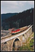 2143 035 fährt am 27.03.2002 über den Murtalbachviadukt bei Aspang. Der Viadukt hat eine Länge von 267 Meter und ist somit der längste auf der Wechselbahn.