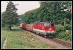 2143 057 fährt am 3.09.2002 mit einem kurzen Güterzug bei Laßnitzthal Richtung Osten.