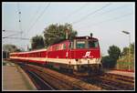 2143 060 hält mit dem Regionalzug von Marchegg nach Wien Ost in der Haltestelle Lobau. Dieser Haltepunkt wurde vor Jahren aufgelassen. Das Bild entstand am 7.09.1994.