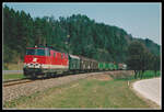 2143 021 ist am 16.04.2003 mit Güzerzug bei Gleißenfeld unterwegs.