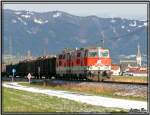 Mit einem irren Sound fahren zwei Dieselloks 2143(062+064) mit einem Holzzug in Richtung Obdacher Sattel.
Weikirchen 26.11.2007