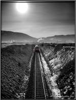 High Noon!  Diesellok 2143 062 fhrt mit einem gemischten Gterzug von Weikirchen nach Zeltweg  9.1.2007  