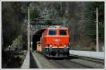 Zu unserer berraschung war am 10.4.2008 2143.35 (die einzige 2143 mit Altlack) am Semmering mit einem Bauzug unterwegs. Hier steht der Zug gerade auf dem 87 Meter langen Krausel-Klause-Viadukt kurz vor Breitenstein.
