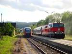 2143 071-5 trifft als EZ 6454 im Bahnhof Willendorf 5022 060-5 mit seinem Ziel Puchberg am Schneeberg.