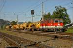 Diesellok 2143 044 steht mit einem Bauzug im Bahnhof Kraubath.