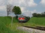 Die 2143.37 bei der Durchfahrt durch die ehemalige Haltestelle Weinsteig Gr. Rubach. (09.05.10)