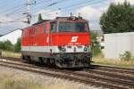 2143 073-1 wendet im Bf. Retz von SREX 16013 auf SREX 16014. 31.Juli 2010.