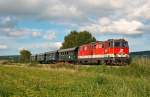 2143 038 ist mit REX 7399  NostalgieExpress Leiser Berge  von Ernstbrunn nach Wien Sdbahnhof (Ostseite) unterwegs. Das Foto entstand kurz vor Harmannsdorf-Rckersdorf, am 14.08.2010.