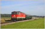 Die Aufnahme vom 9. Oktober 2010 nahe Steinakirchen/Forst zeigt die ordinre 2143 072 mit ihrem SR 16318 auf der Fahrt von Pchlarn nach Gresten Gleisgr 101. Dieses Teilstck nach Gresten wird mittlerweile nur noch von Gterzgen befahren.