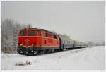 2143.35 mit dem SDZ E16356 von Mdling nach Kadolz-Mailberg (Adventmakrt in Hadres); hier nahe Haugsdorf; 5.12.2020.