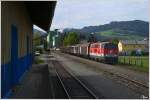 2143 062 mit Gterzug 55550 (Frantschach - Zeltweg) beim Kreuzungsaufenthalt in Weikirchen   5.5.2009