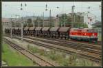 2143 053 auf der Durchfahrt mit den leeren Schotterwagen von der Baustelle in Wien Meidling kommend am 19.8.2006.