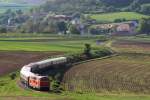 Wiener Lokalbahn einmal nicht nach Baden, ihr zum sehen ist die 2143 021 mit dem SR 14166 von Wien Praterstern (Nw) nach Ernstbrunn (Erb). Aufgenommen vor dem Weinviertler Semmering, den Mollmannsdorfer Berg; am 05.05.2013