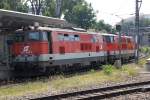 2143 044-2 und 2143 072-3 fahren am 09.August 2013 als LZ 18088 von Klein Schwechat nach Matzleinsdorf durch den Bf.