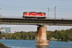 2143 044 rollt ber die neue Donau in Wien.