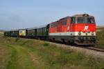 2143 009 fhrt mit dem  NostalgieExpress Leiser Berge  an einem sonnigen Morgen nach Ernstbrunn. Die Aufnahme entstand kurz nach Wrnitz-Hetzmannsdorf, am 22.09.2013.